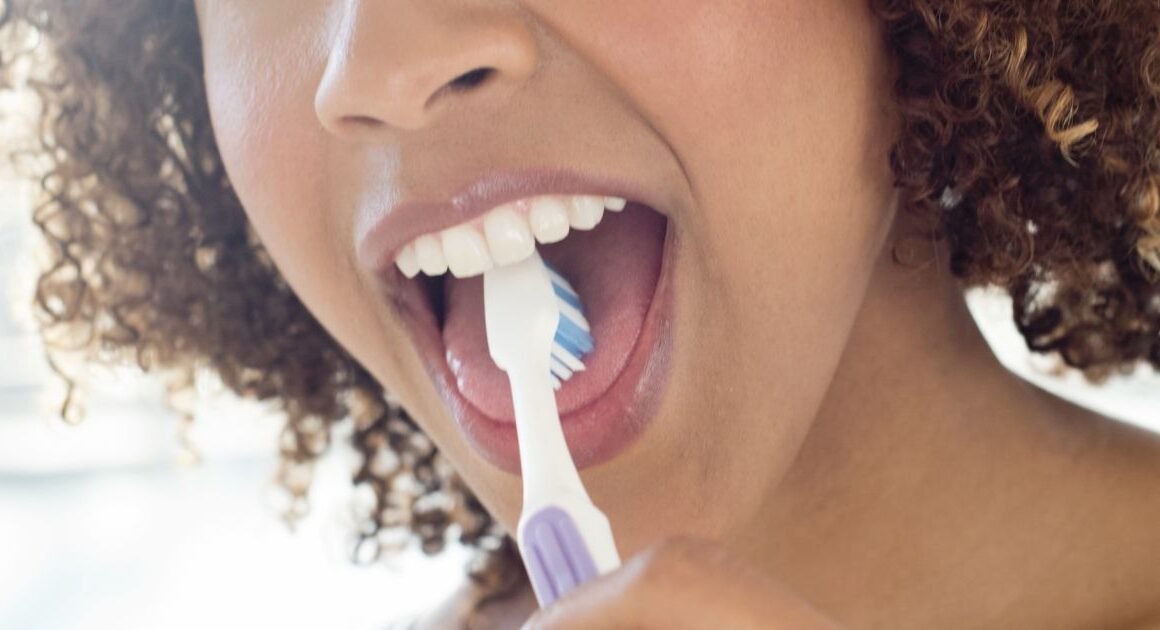 Benefícios de escovar a língua