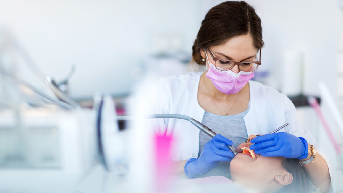 Benefícios da limpeza dental realizada pelo cirurgião dentista